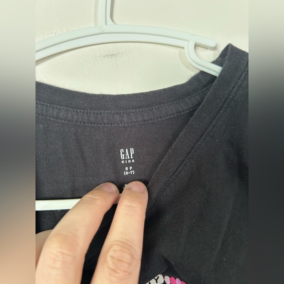 GAP TAYLOR SWIFT Friendship Bracelet “Eras” Black Tshirt Size 6-7 - Picture 3 of 4